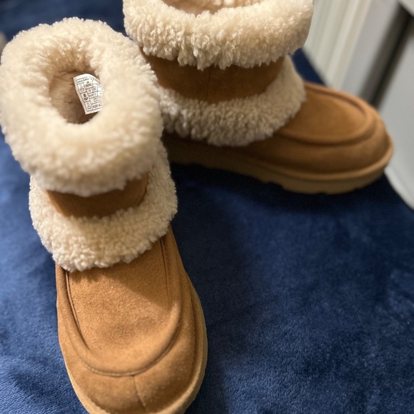 Ugg Girls Logo Boots - Picture 2 of 5
